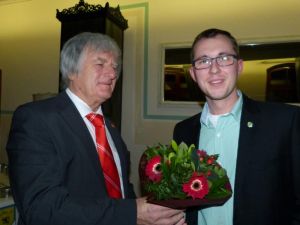 Manfred Lindenberg ehrt Carl Krumbholz.JPG