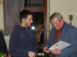 Gerd Pillau ehrt Steve Gebhardt.JPG